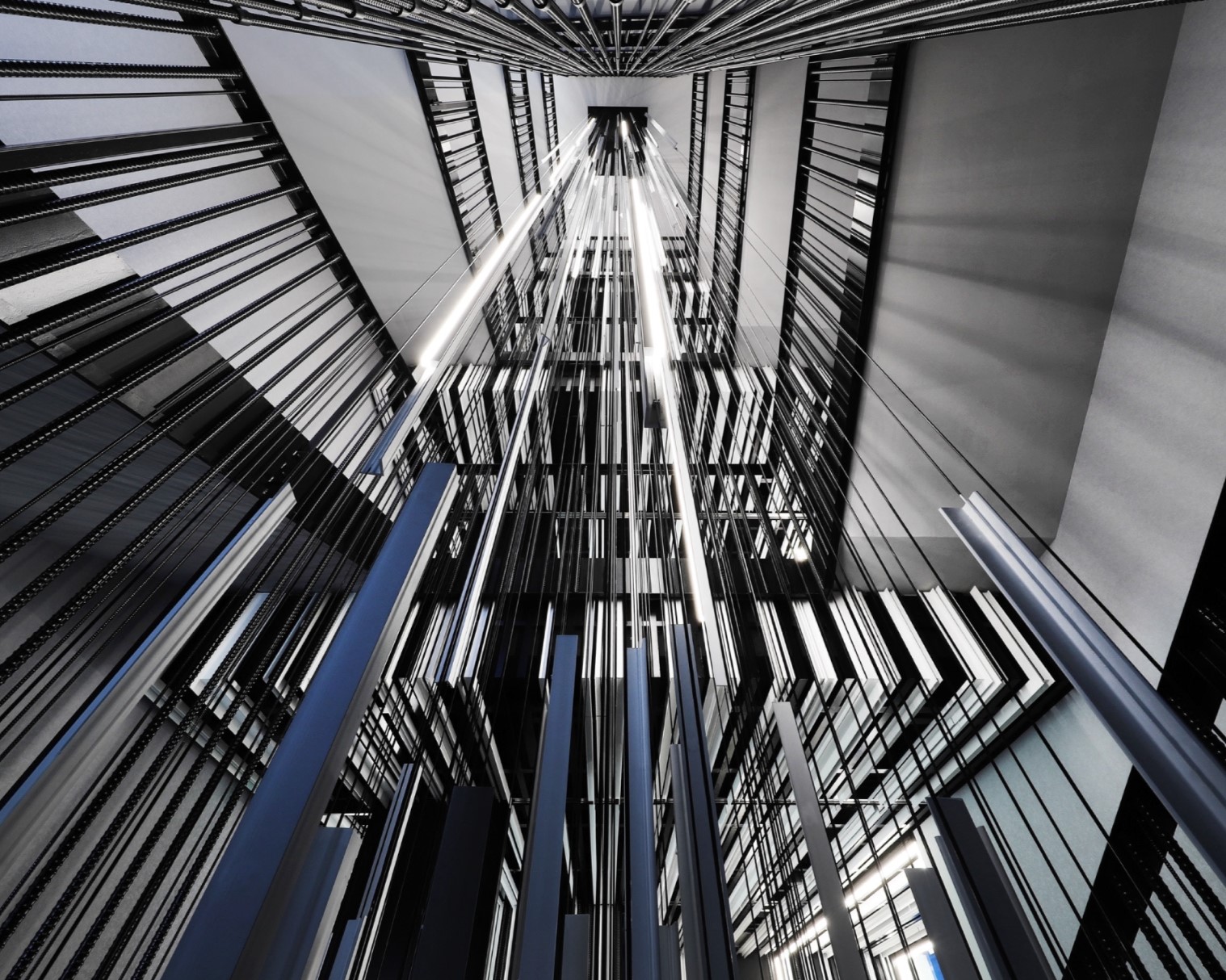 自社鋼材による階段手摺とレリーフ