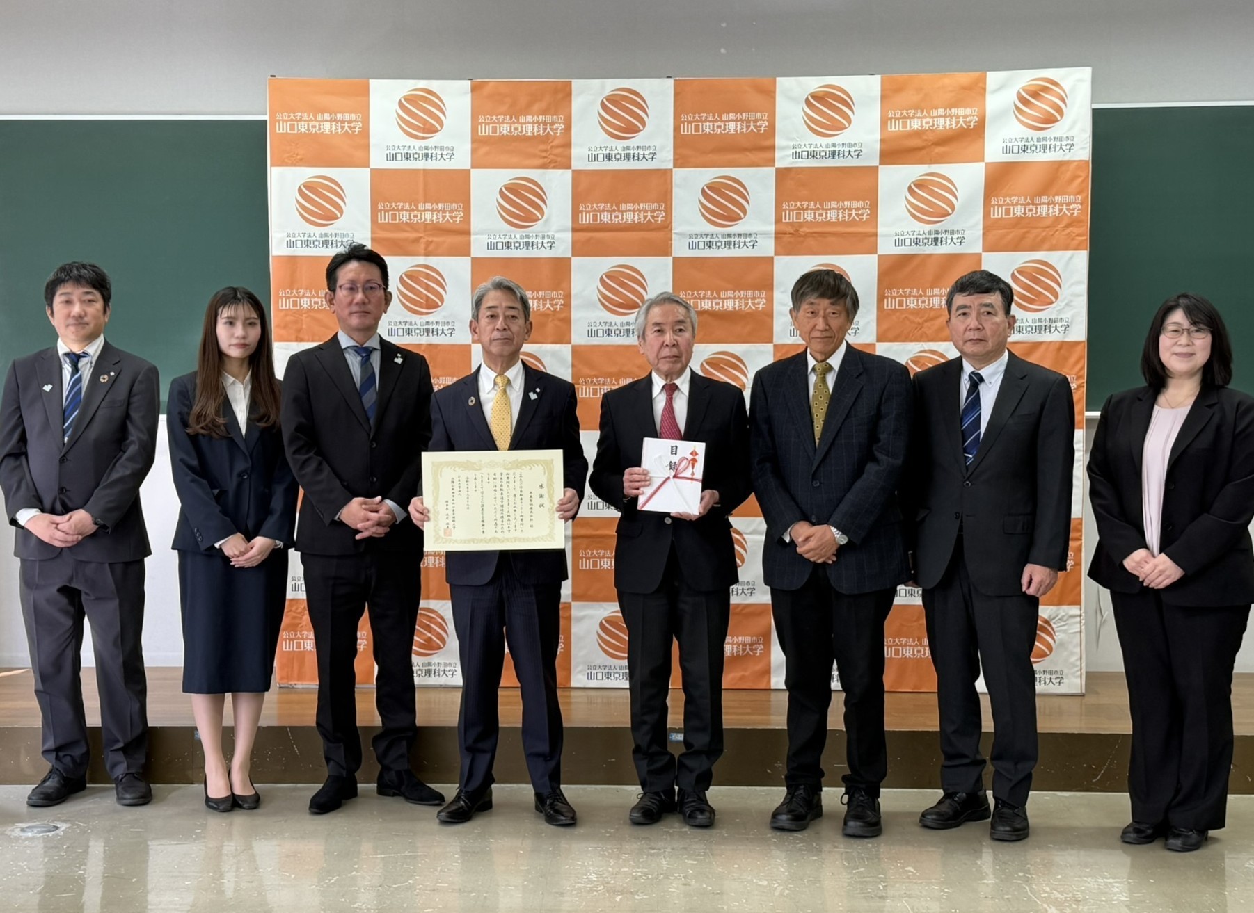 池北理事長（右から４人目）、武田学長（右から3人目）、
山口事業所長 国丸（左から４人目）