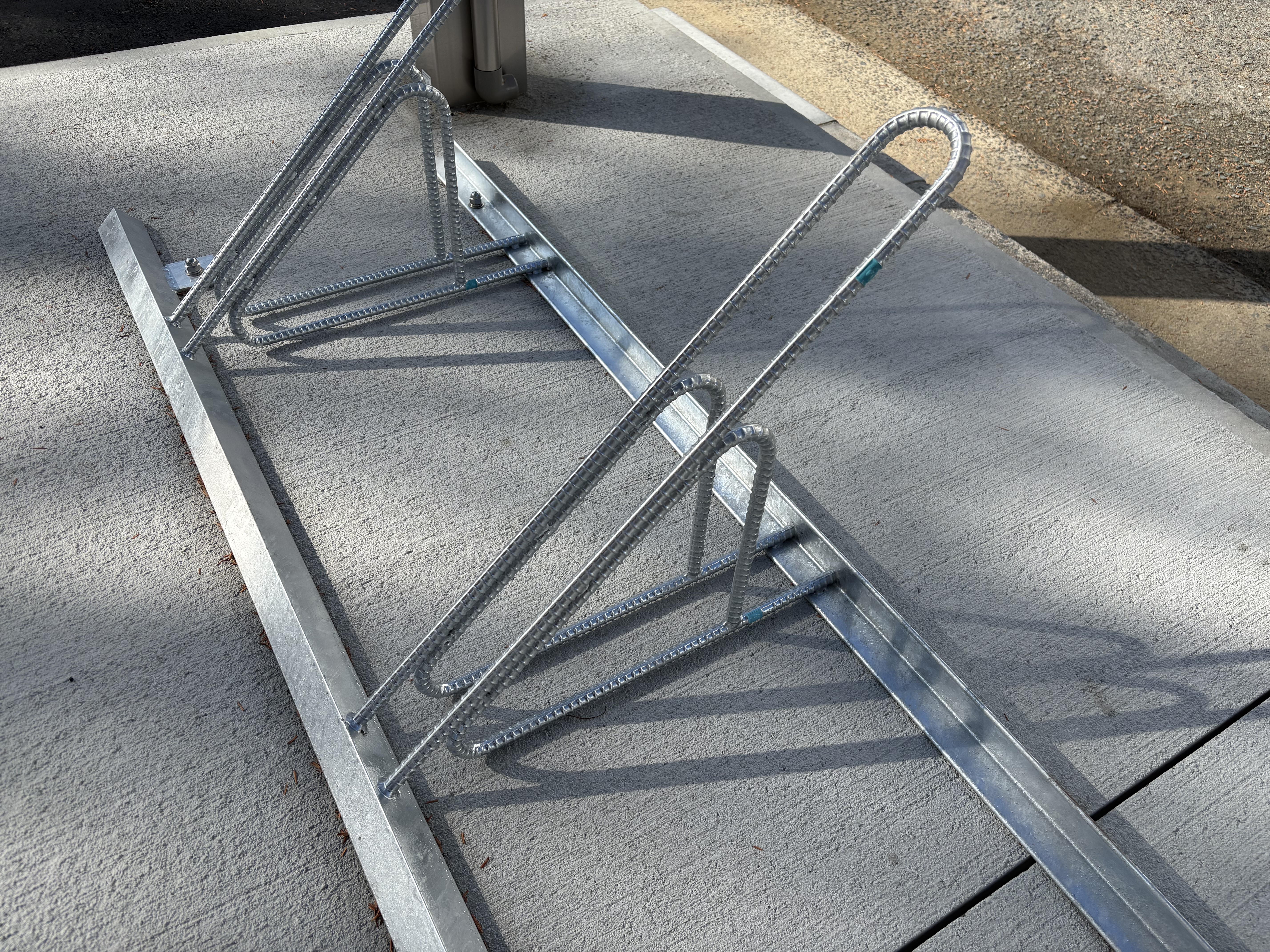 当社鋼材(鉄筋・アングル・平鋼)を組み合わせて制作