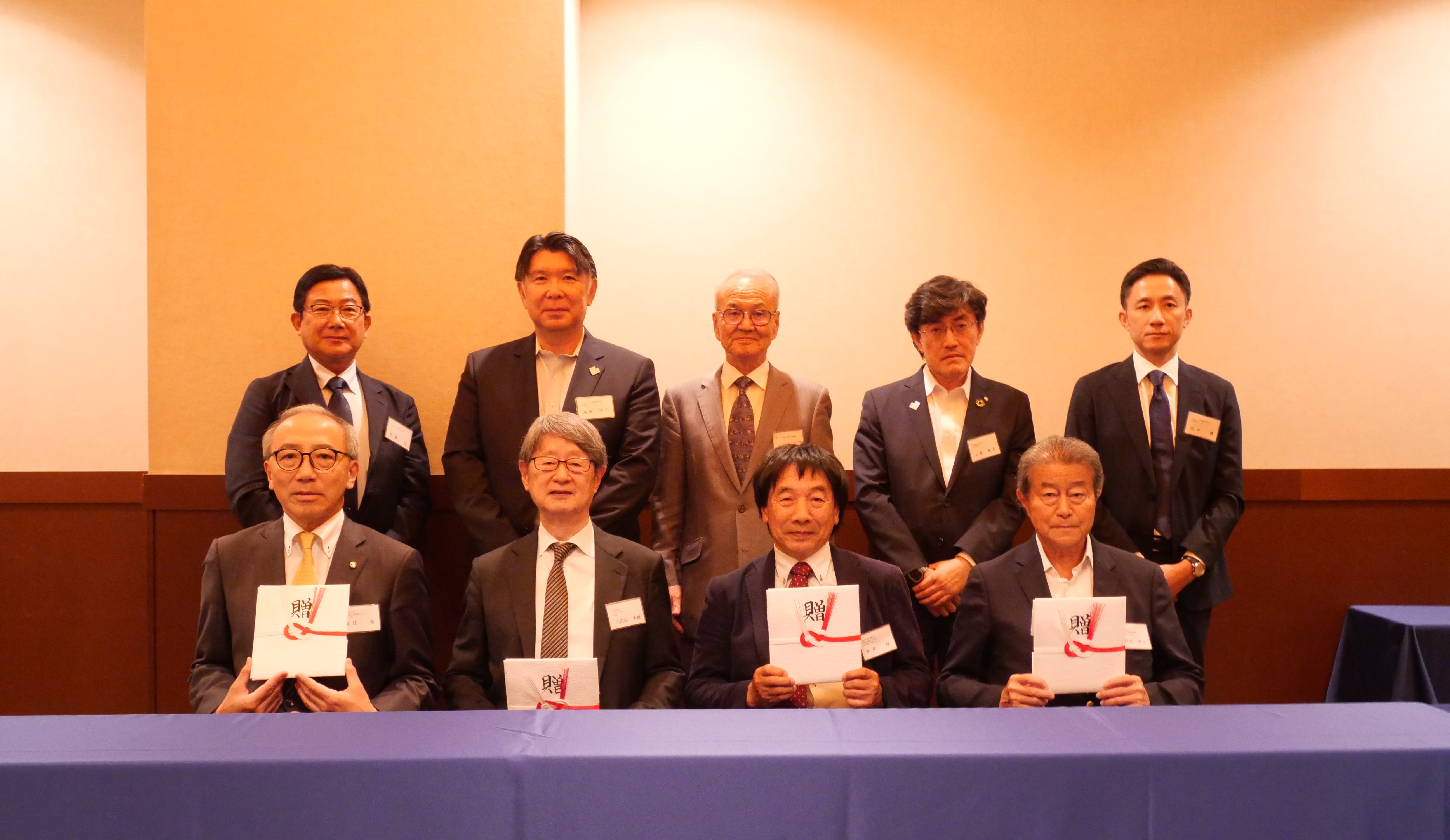贈呈式での集合写真
（後列左から2番目 メスキュード医療安全基金 高島理事長、
前列左から：藤田医科大学地域共生社会推進センター 堀江センター長、
公益財団法人 日本AED財団 三田村理事長、特定非営利活動法人 国際保健協力市民の会 仲佐代表理事、
公益財団法人 日本医療機能評価機構  河北理事長）